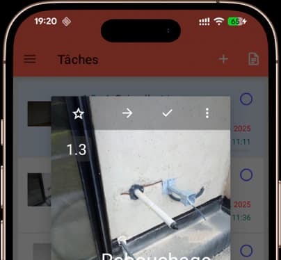 Smartphone affichant la liste des tâches de Touch2build avec la photo d’une réserve ouverte