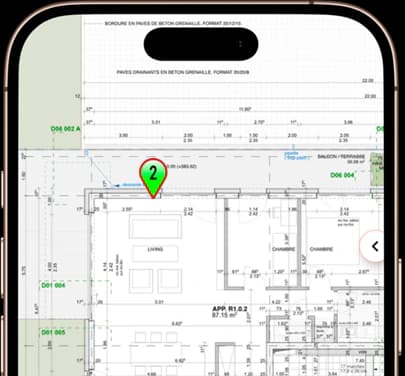 Smartphone affichant un plan d’appartement avec un marqueur de tâche numéroté